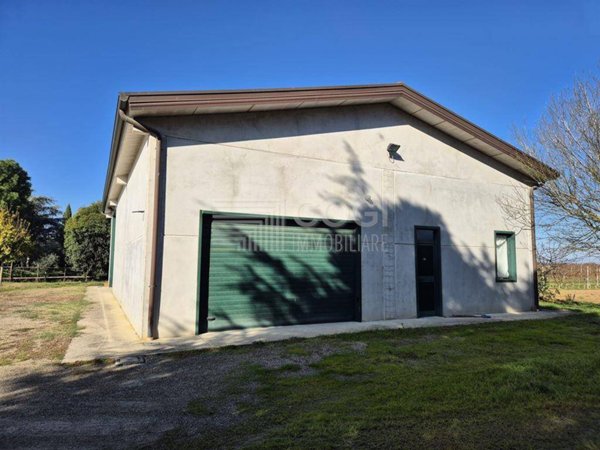 locale di sgombero in vendita ad Imola in zona Zello
