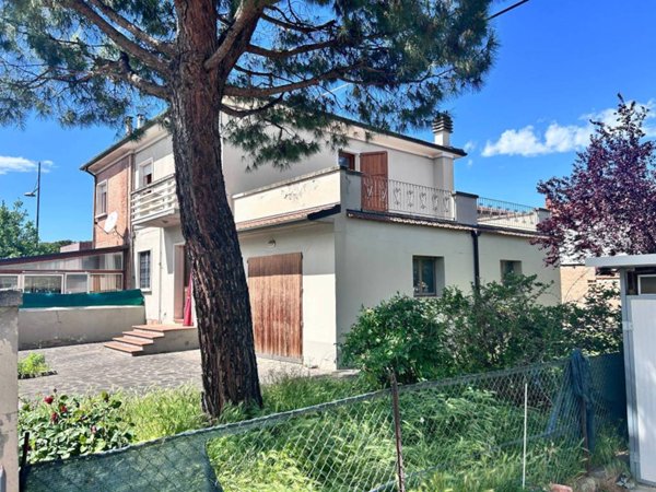 casa indipendente in vendita ad Imola in zona Area Industriale