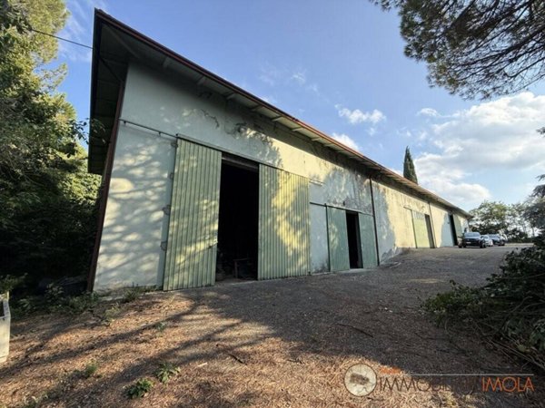 locale commerciale in vendita ad Imola