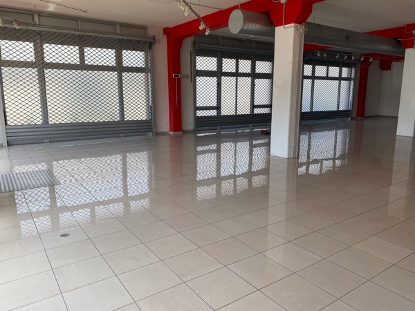 locale commerciale in vendita ad Imola
