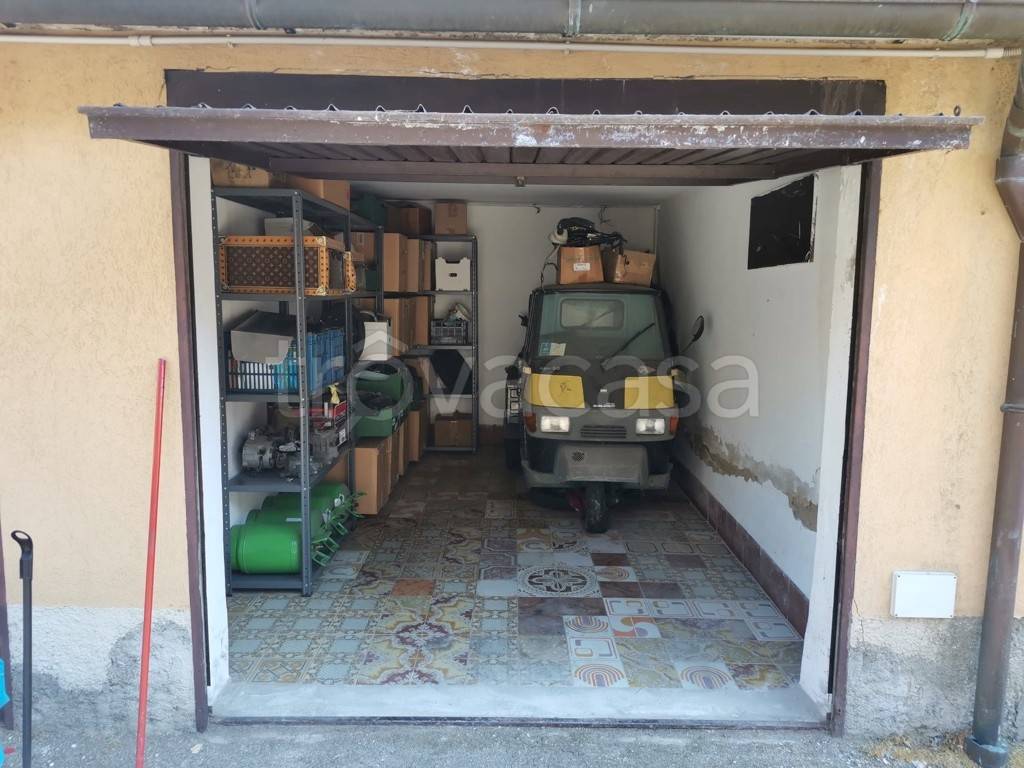 locale di sgombero in vendita ad Imola