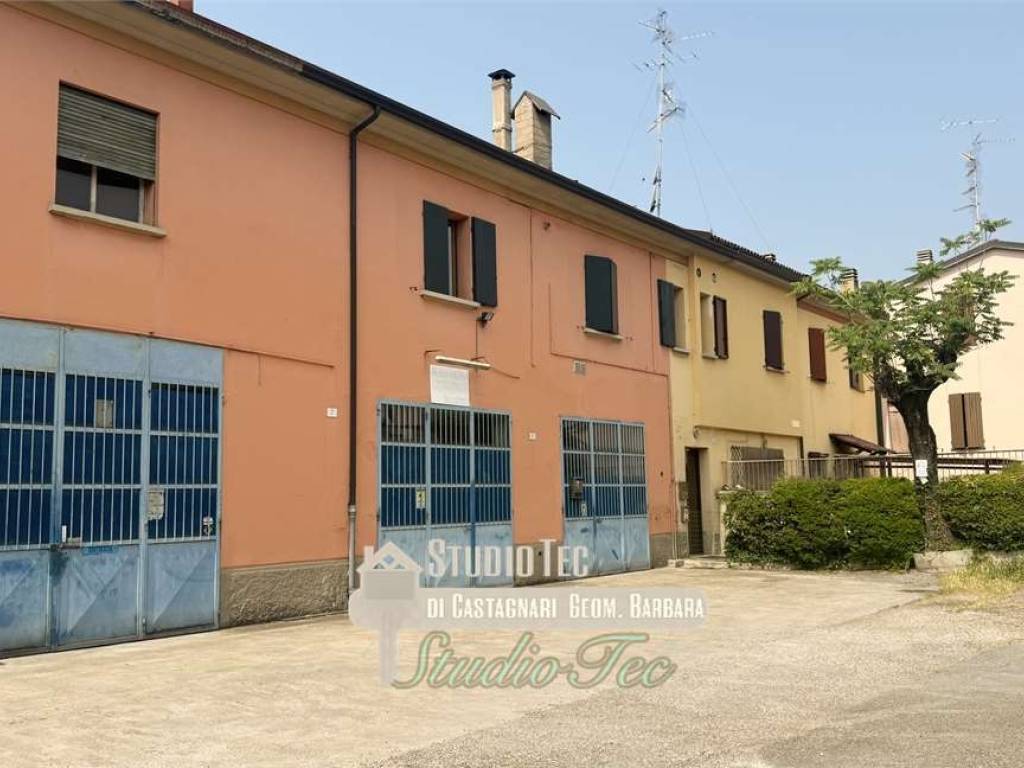 locale commerciale in vendita ad Imola in zona Centro Storico