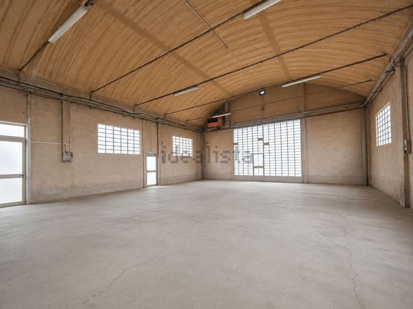 locale di sgombero in vendita ad Imola