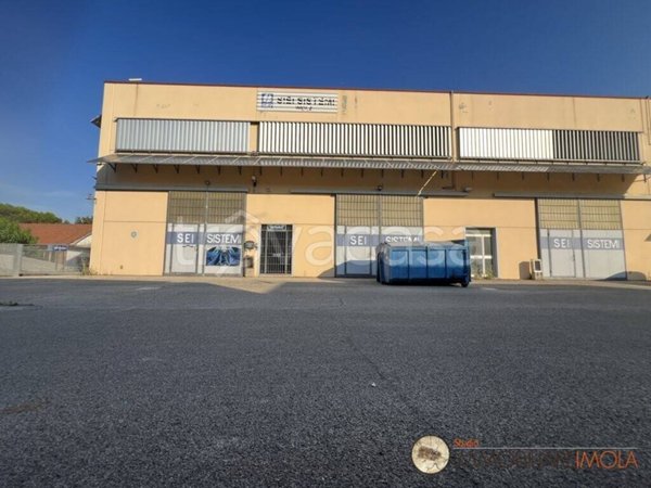 locale commerciale in vendita ad Imola in zona Area Industriale