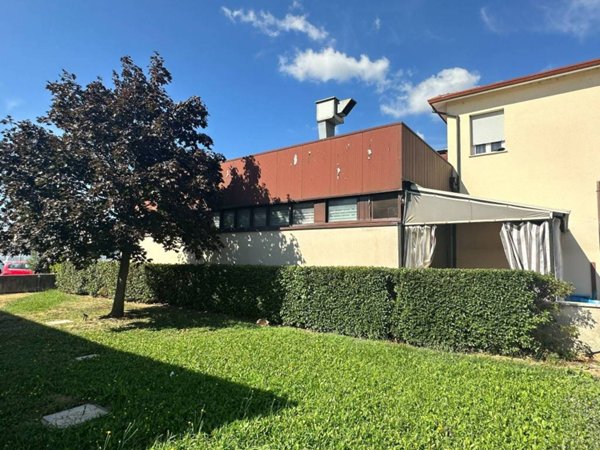 negozio in vendita ad Imola in zona Area Industriale