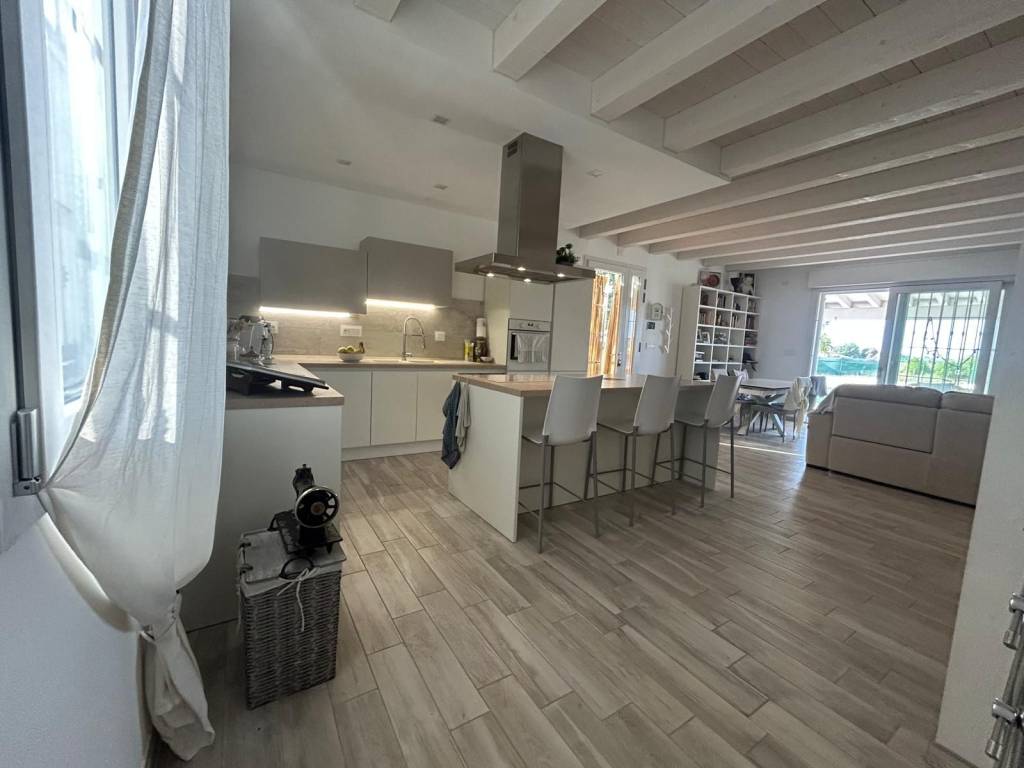 casa indipendente in vendita ad Imola in zona Area Industriale