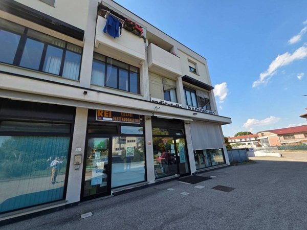 ufficio in vendita ad Imola in zona Area Industriale