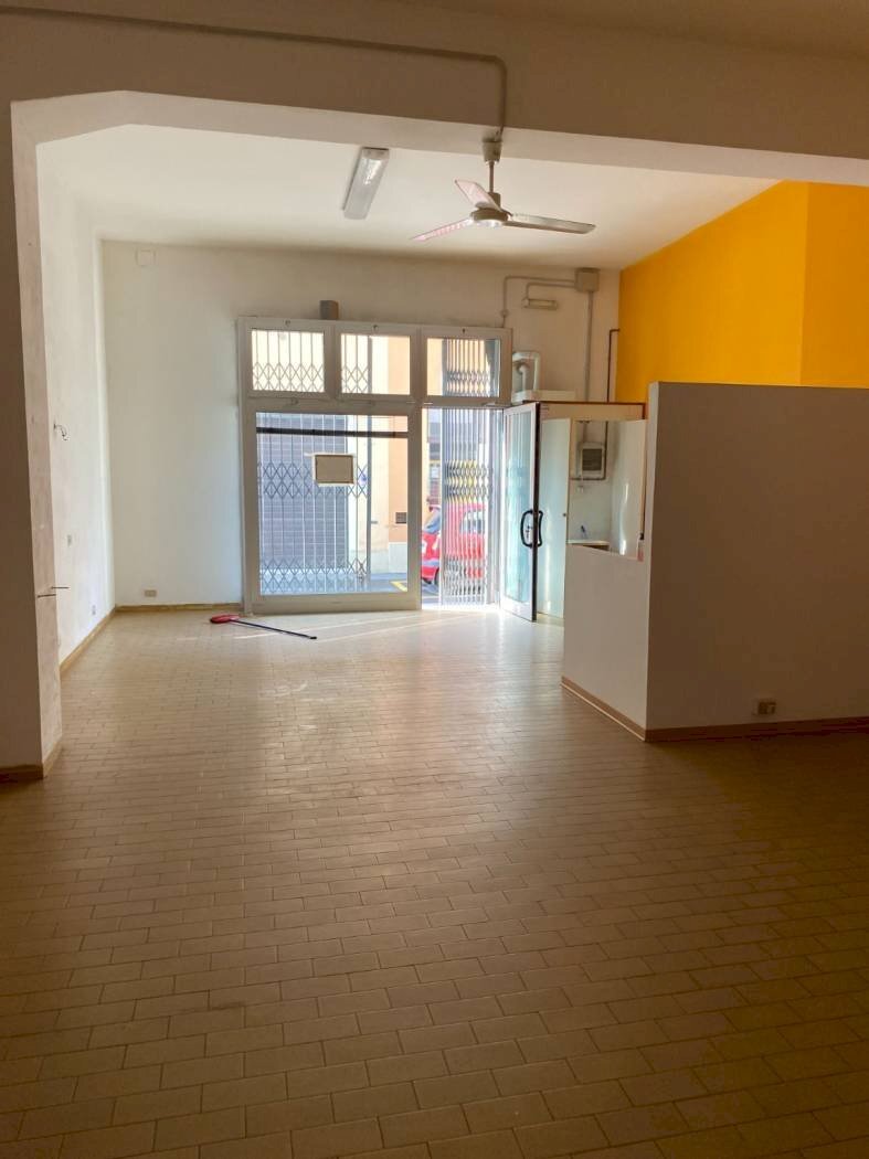 locale commerciale in vendita ad Imola