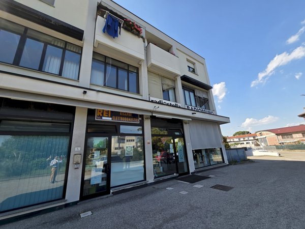locale commerciale in vendita ad Imola in zona Area Industriale