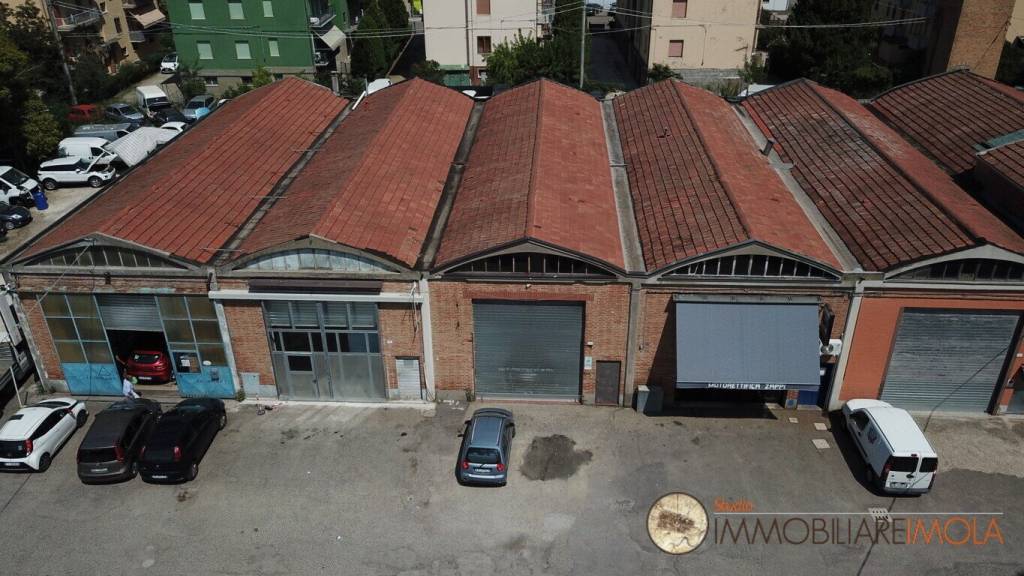 locale commerciale in vendita ad Imola