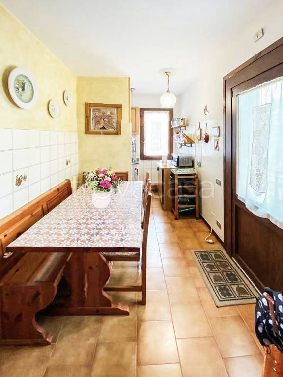 appartamento in vendita a Lizzano in Belvedere in zona Farnè