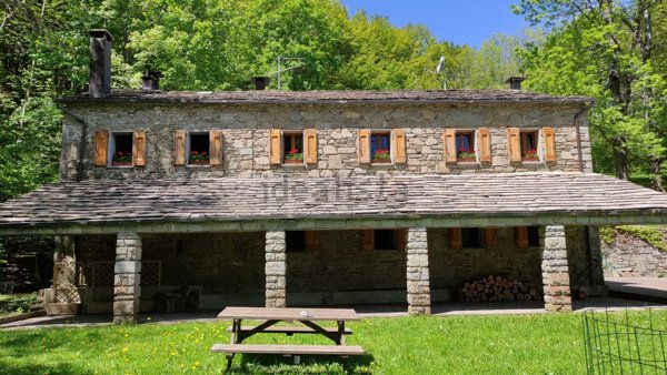 locale commerciale in vendita a Lizzano in Belvedere in zona Vidiciatico