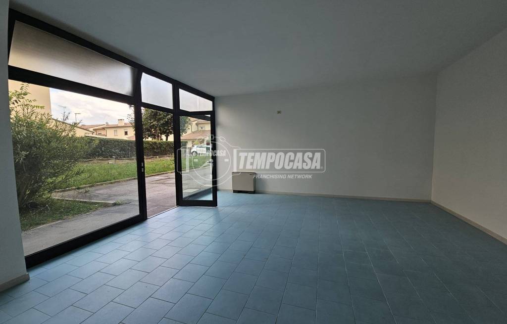 negozio in vendita a Malalbergo in zona Altedo