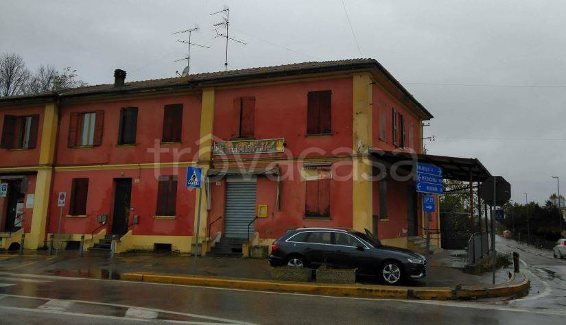 negozio in vendita a Medicina