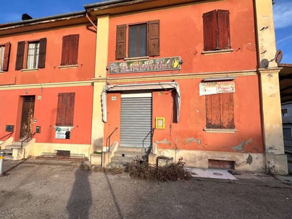 negozio in vendita a Medicina