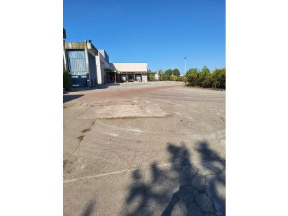 locale commerciale in vendita a Minerbio