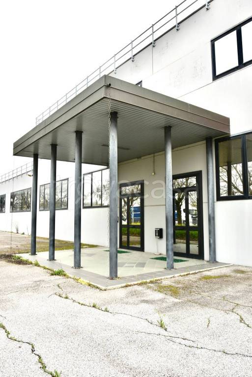 locale commerciale in vendita a Minerbio