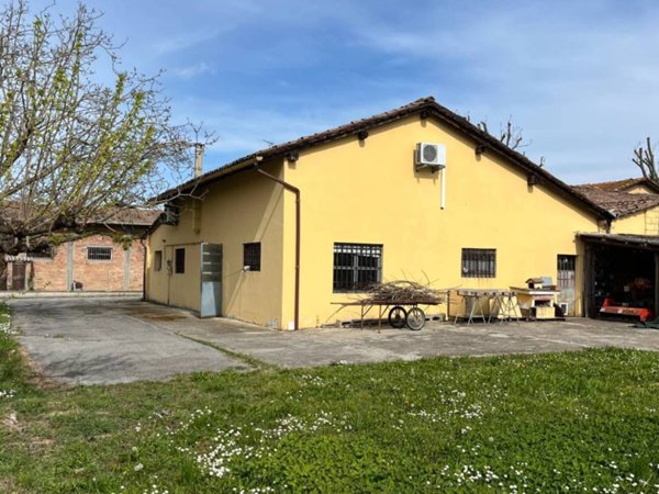 locale commerciale in vendita a Minerbio