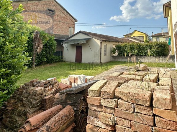 locale di sgombero in vendita a Molinella in zona Marmorta