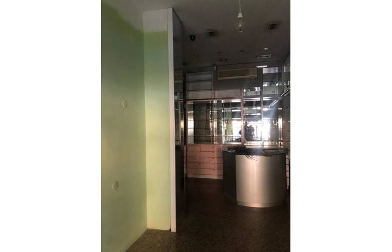 negozio in vendita a Monte San Pietro in zona Calderino