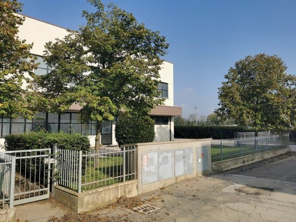 capannone in vendita ad Ozzano dell'Emilia in zona Quaderna