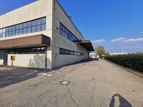 capannone in vendita ad Ozzano dell'Emilia in zona Quaderna