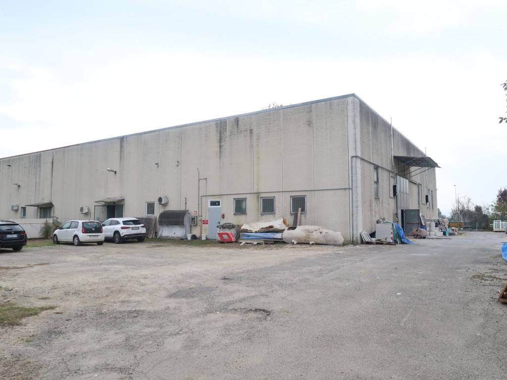 locale commerciale in vendita ad Ozzano dell'Emilia