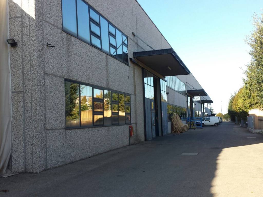locale commerciale in vendita ad Ozzano dell'Emilia