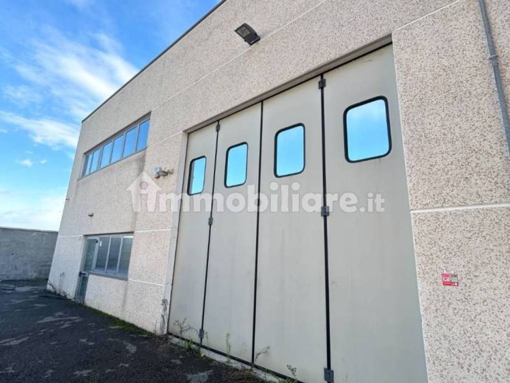 locale commerciale in vendita ad Ozzano dell'Emilia in zona Quaderna