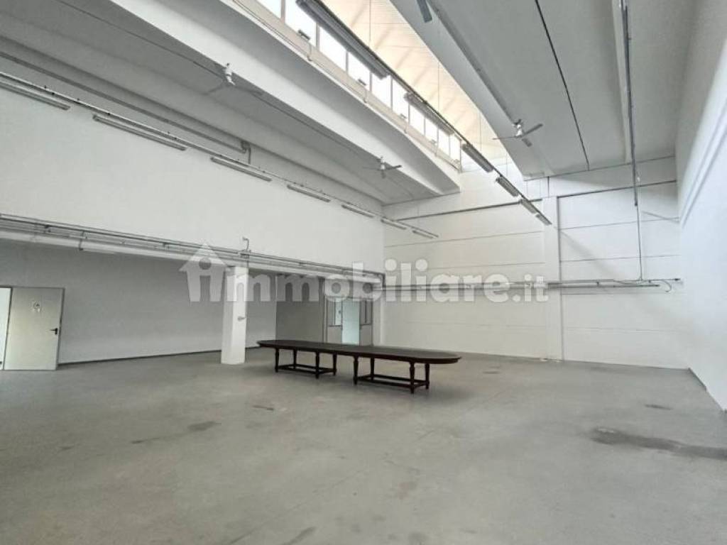 locale commerciale in vendita ad Ozzano dell'Emilia in zona Quaderna