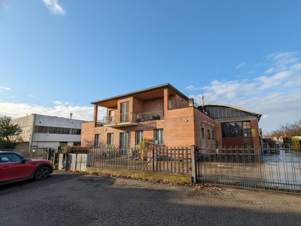 locale commerciale in vendita ad Ozzano dell'Emilia in zona Quaderna