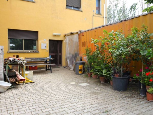 locale commerciale in vendita ad Ozzano dell'Emilia in zona Tolara