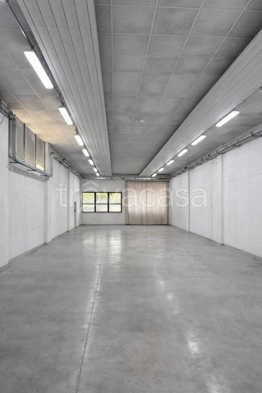 locale commerciale in vendita a Pianoro in zona Pian di Macina