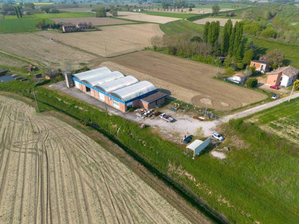locale commerciale in vendita a Pieve di Cento