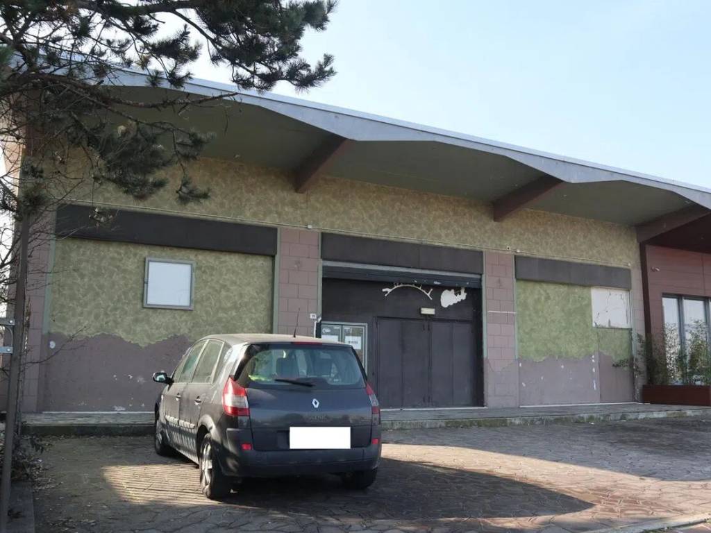 locale commerciale in vendita a Pieve di Cento