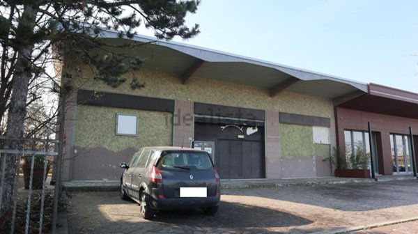 locale commerciale in vendita a Pieve di Cento