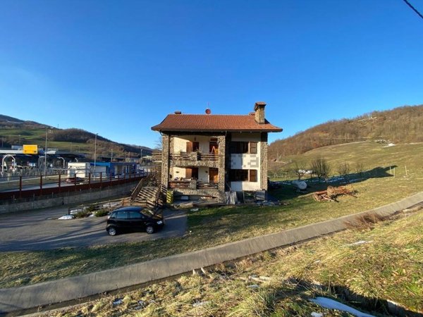 casa indipendente in vendita a San Benedetto Val di Sambro