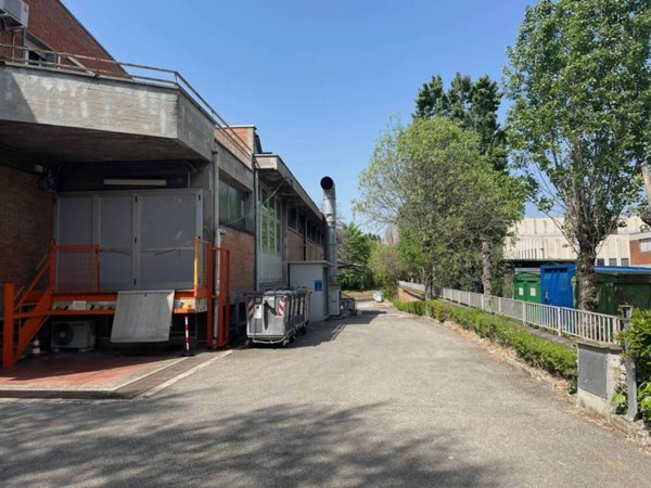 locale commerciale in vendita a San Lazzaro di Savena in zona Idice