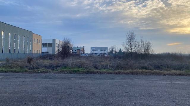 terreno edificabile in vendita a San Pietro in Casale