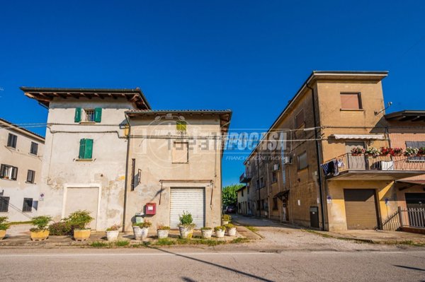 casa indipendente in vendita a San Pietro in Casale in zona Poggetto