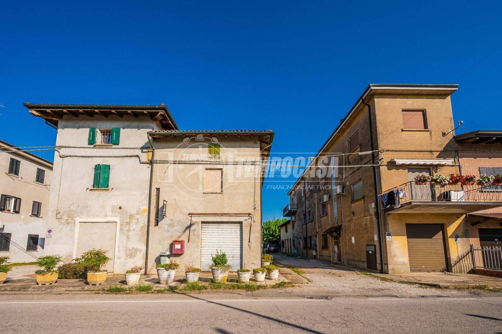 casa indipendente in vendita a San Pietro in Casale in zona Poggetto