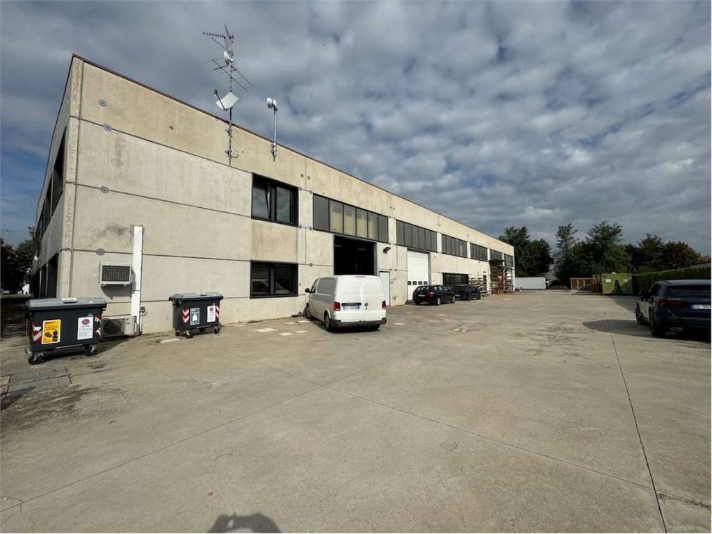 locale commerciale in vendita a San Pietro in Casale