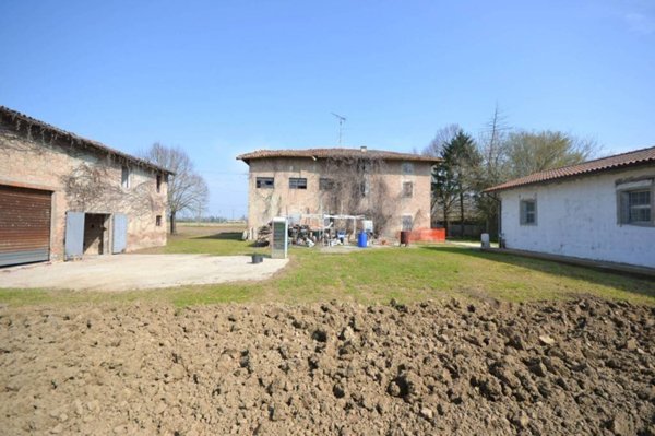 locale di sgombero in vendita a Sant'Agata Bolognese in zona Crocetta