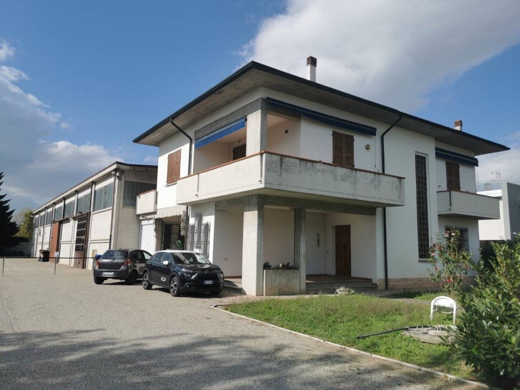 locale commerciale in vendita a Sant'Agata Bolognese