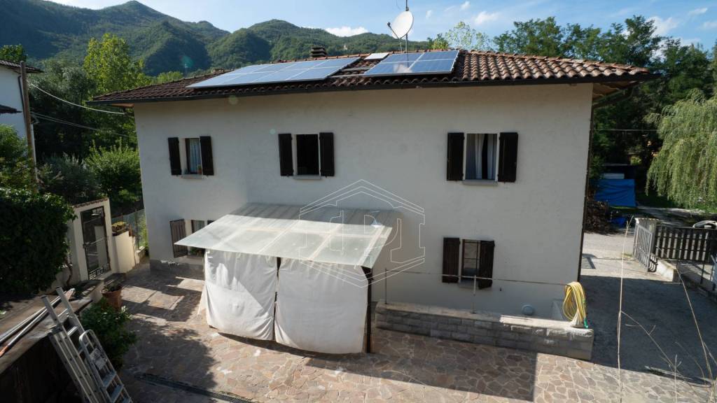 casa indipendente in vendita a Vergato in zona Calvenzano