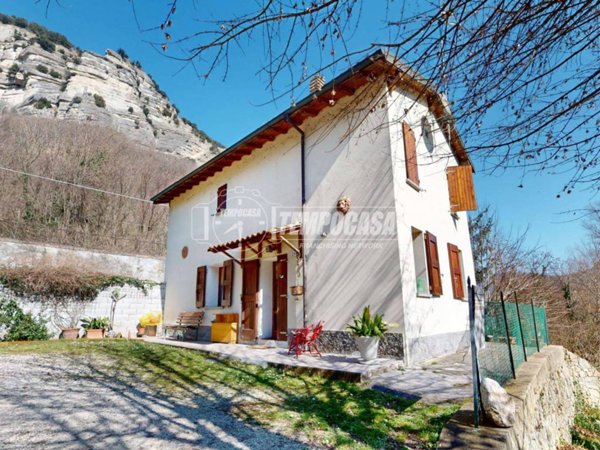 casa indipendente in vendita a Vergato in zona Calvenzano