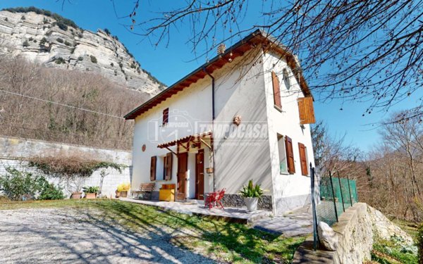 casa indipendente in vendita a Vergato in zona Calvenzano