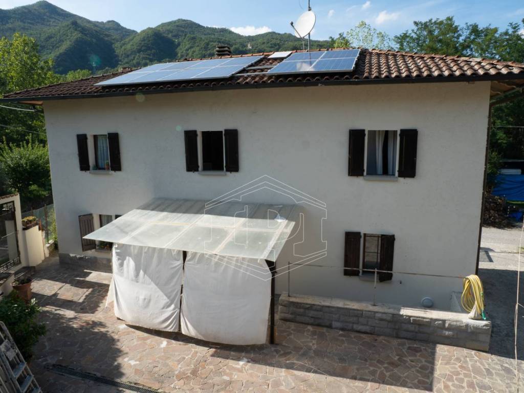 casa indipendente in vendita a Vergato in zona Calvenzano