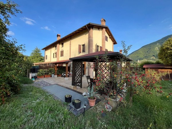 casa indipendente in vendita a Vergato in zona Calvenzano