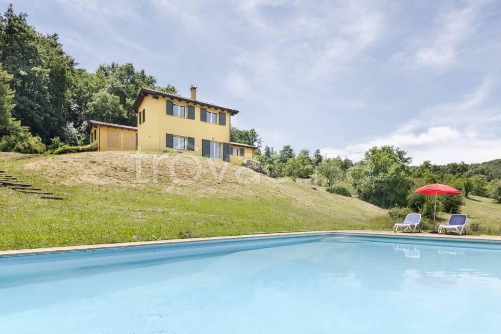 casa indipendente in vendita a Vergato in zona Castelnuovo
